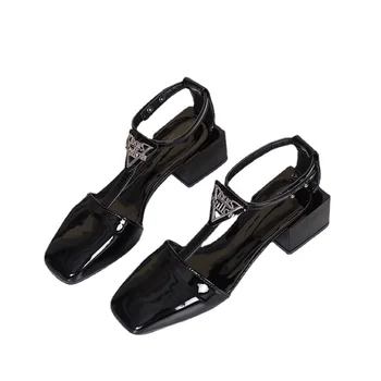 Летние сандалии из лакированной кожи женщины насосы квадратный носок толстые каблуки обувь закрыты носок обратно на высоких каблуках пустые Женские сандалии 